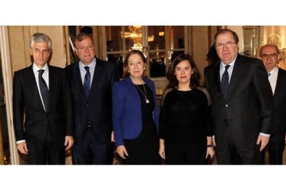 Adolfo Suárez Illana, el alcalde de León, Antonio Silván, la ministra de Fomento, Ana Pastor, la vicepresidenta del Gobierno, Soraya Sáenz de Santamaría y el presidente de la Junta, Juan Vicente Herrera