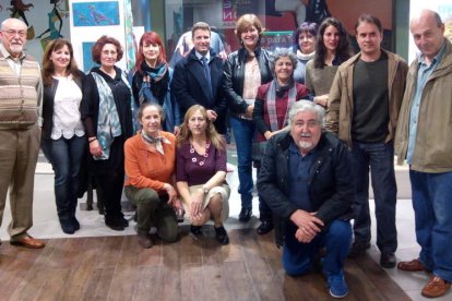 Los artistas y artesanos participantes en la muestra que puede verse en el centro León Plaza