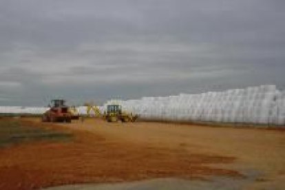 Las excavadoras, junto a las balas de basura, en la zona donde se va a ampliar el depósito