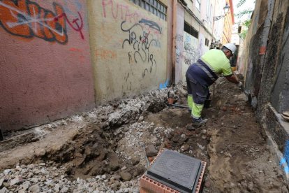 Los operarios trabajan actualmente en la reurbanización y pavimentación de la calle de la Plata.