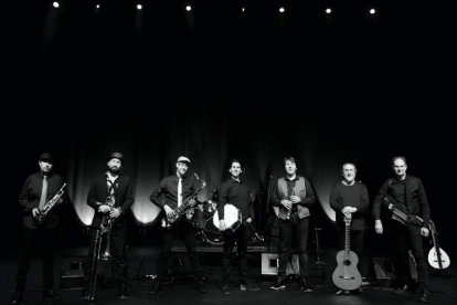 El grupo de música tradicional ibérica La Bazanca actuará este domingo en Gordoncillo. DL