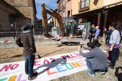 Los manifestantes fueron levantados del suelo por la Policía Local para que dejaran paso libre. RAMIRO