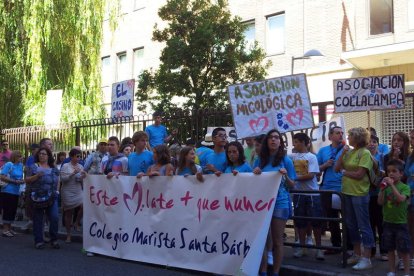 Padres, alumnos y profesores mostraron su reivindicación para que el colegio Maristas continúe.