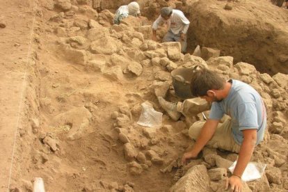 Trabajos en el yacimiento de Tell Qarassa Norte, cerca de la ciudad siria de Sweida (o As-Suwayda), donde se han hallado restos de cereales domesticados de hace 10.500 años.