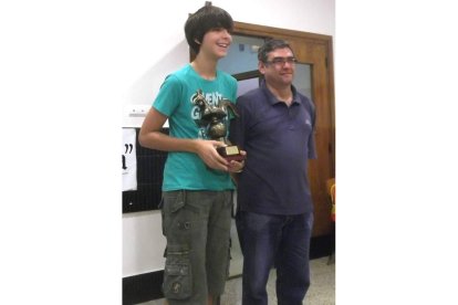 Héctor Láiz posa con el trofeo de campeón del torneo.