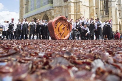 Imagen del día en que se logró el récord Guinness al mayor 'plato' de cecina cortada a cuchillo. FERNANDO OTERO