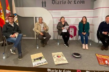 El Club de Prensa del Diario de León ha acogido la presentación de la programación taurina de la fiestas de San Juan de Sahagún. DL