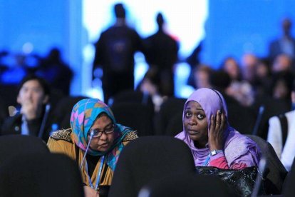 Delegados asisten al plenario de la cumbre de cambio climático de Lima (COP20).