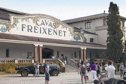 Enoturistas en las cavas Freixenet.