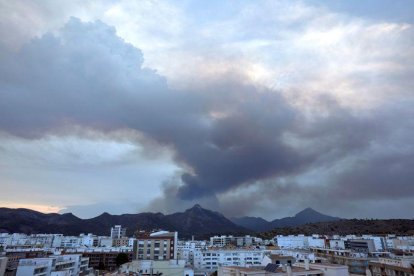 Vista del incendio forestal declarado en el término de Llutxent (Valencia).