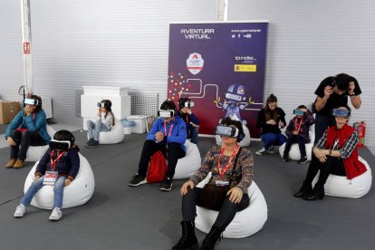 Pequeños y mayores disfrutaron de las actividades en la carpa de Cybercamp. MARCIANO PÉREZ