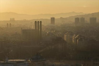 Imagen de un día de alta la contaminación ambiental en Barcelona tomada desde la torre de San Sebastián.