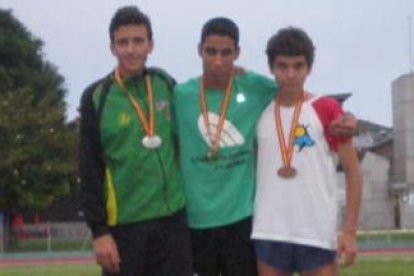 Raúl Celada (d), con la medalla de bronce en el 5.000.