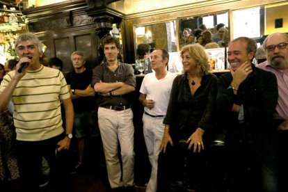 La presentación del libro de Sandra Bensadón, con la autora acompañada de tres miembros de Nacha Pop y Alejandro Cabrera, fotógrafo y director de arte. RAQUEL P. VIECO