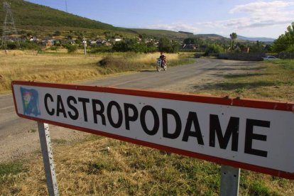 Entrada a Castropodame en una imagen de archivo de la zona afectada. L. DE LA MATA