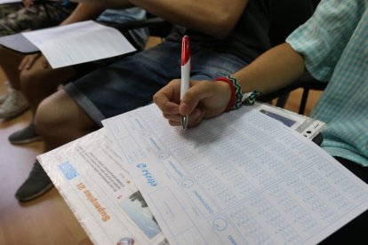 Imagen de archivo de jóvenes realizando pruebas teóricas para obtener el carné de conducir. ANA F. BARREDO