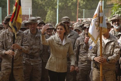 María Dolores de Cospedal junto a las tropas españolas desplegadas en Malí. SERGIO BARRENECHEA