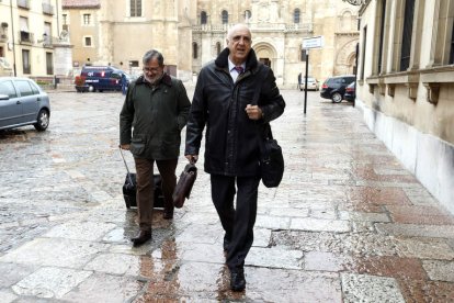 El empresario, a la derecha, entrando en la Audiencia junto a su abogado. MARCIANO PÉREZ