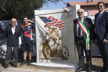 Carmelo Ezpeleta y Denis Pazzaglini, a la izquierda, en la inauguración, hoy, del monumento en recuerdo del desaparecido campeón norteamericano Nicky Hayden.