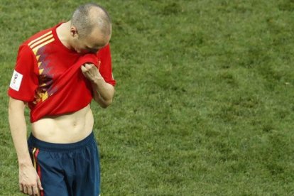 Andrés Iniesta deja el campo tras caer España eliminada por Rusia.