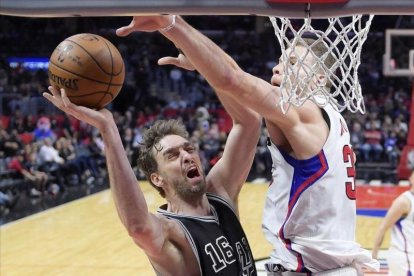 Pau Gasol trata de encestar ante Blake Griffin, de los Clippers.