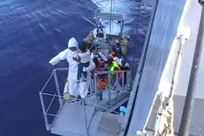 La nave Cigala Fulgosi, de la marina italiana, rescata hoy una barcaza de enmigrantes en el Mediterraneo.