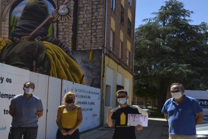 Los concejales entregaron el diploma al joven artista. ACACIO