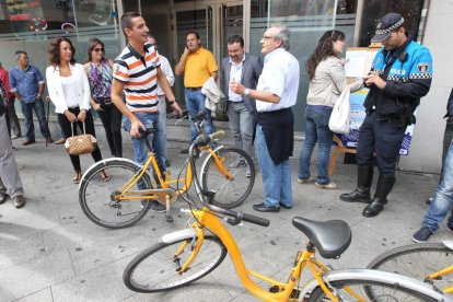 El concejal Tino Morán, recibiendo a uno de los participantes en la carrera de medios.