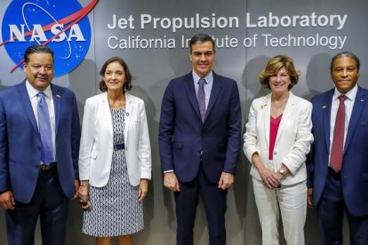 Sánchez y Montero posan con los oficiales del Laboratorio de Propulsión de la NASA en Pasadena. ETIENNE LAURENT