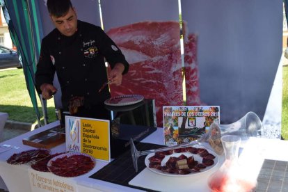 Participantes y autoridades del concurso de corte de cecina. MEDINA