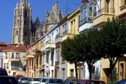 Una vista de las primeras de calles del barrio del Ejido, con la catedral al fondo