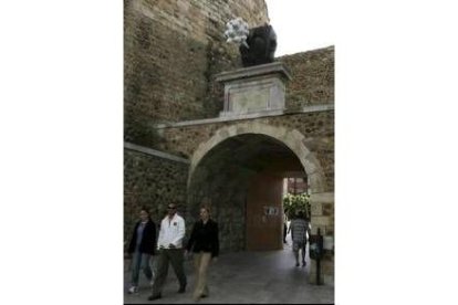 El dios Eolo diseñado por Eduardo Arroyo corona desde ayer el arco peatonal de Puerta Castillo