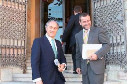 Evaristo del Canto y José María de Vega, ayer a su llegada a la sede de Caja España-Duero.