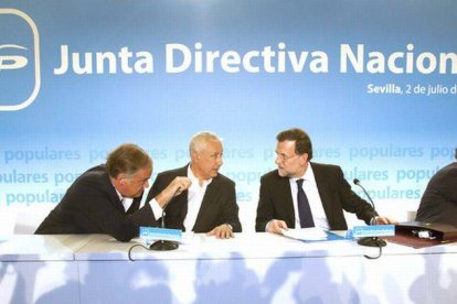 De izquierda a derecha, González Pons, Javier Arenas, Mariano Rajoy y Carlos Floriano, durante la última junta directiva nacional del PP, el 2 de julio en Sevilla.