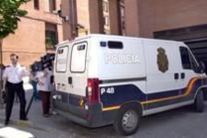 Un furgón policial trasladó ayer a Alfredo Galán desde Madrid hasta el juzgado de Puertollano