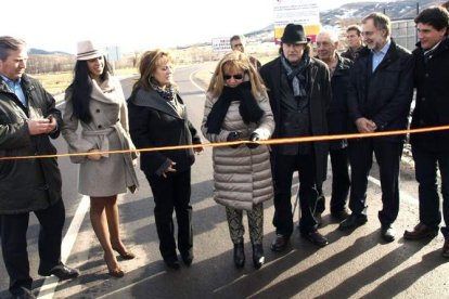 Carrasco y los alcaldes de Vegaquemada y La Ercina en la inauguración de las obras.