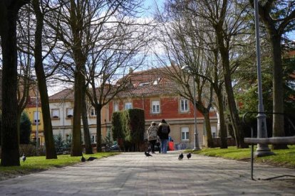 La zona verde junto al cuartel de Almansa pasará a llamarse parque de Nuestros Antepasados. J. NOTARIO