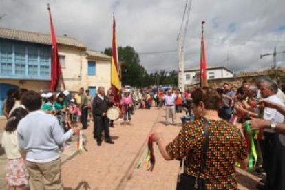 Pendones y castañuelas animaron la fiesta cuando cesó la lluvia.