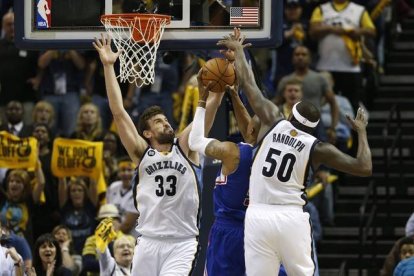 Marc Gasol y Zach Randolph intentan evitar que Caron Butler enceste.