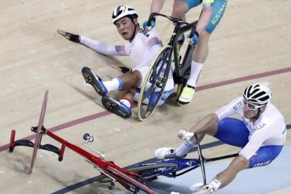 El italiano Elia Viviani y el surcoreano Sanghoon Park chocan y caen durante la prueba de omnium de ciclismo en pista.