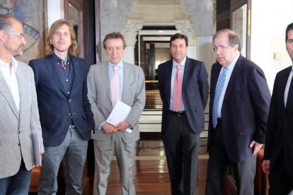 Los portavoces de Ciudadanos, Podemos, Partido Popular y PSOE con De Santiago-Juárez y Juan Vicente Herrera.
