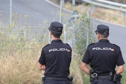 Fotografía de archivo de agentes de la Policía Nacional de Ponferrada. ANA F. BARREDO