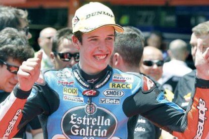 Álex Márquez celebra su la primera 'pole' de su carrera en Montmeló.