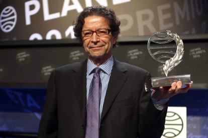 El periodista mexicano Jorge Zepeda con el trofeo que le acredita como ganador de la última edición del premio Planeta.