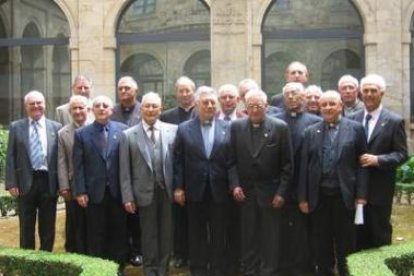 El obispo posa en el seminario con los sacerdotes que cumplen sus bodas de oro