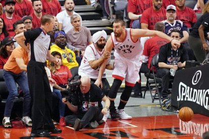 Marc Gasol choca contra un aficionado de los Raptors durante el partido contra Golden State.