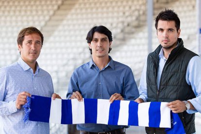 Sergio Fernández, en el centro en una de las presentaciones de jugadores. DEPORTIVO ALAVÉS