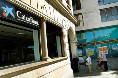 Una oficina de CaixaBank. TONI ALBIR