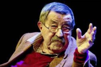 Günter Grass, en noviembre del 20014 en Munich. Abajo, ilustraciones del autor para 'La caja de los deseos' y , a la derecha, para un libro de Saramago.