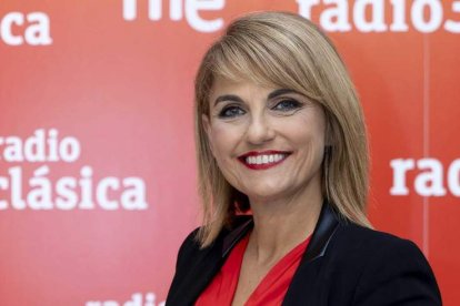 Arriba, la periodista guipuzcoana Lourdes Maldonado, que presenta ‘Las Tardes de Radio Nacional».